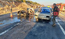 Otomobiller çarpıştı: Araçlar alev alev yandı