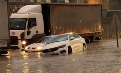 Sağanak kâbusa döndü: Araçlar yolda mahsur kaldı!