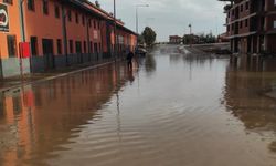 Yağmur aniden bastırdı: Yollar adeta göle döndü