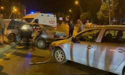 Kayseri’de feci kaza: Araç ortadan büküldü, 3 yaralı