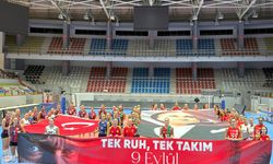 Tek ruh, tek takım: İzmir’in kurtuluşu voleybol maçıyla kutlandı