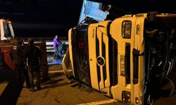 Tır devrildi: Yaralılar var