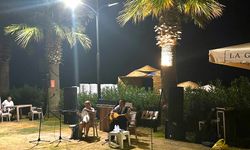 Cuma akşamları Menderes’te canlı müzik keyfi: Muhtar sahnede!