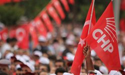 İzmir CHP’de olağanüstü kurultay için imza gerginliği: Delegeler bölünmeye başladı