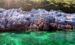Cam gibi deniziyle büyülüyor! Urla’nın eski Rum köyü doğasıyla turistlerin göz bebeği oldu