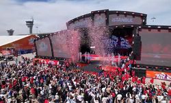 TEKNOFEST’te gökyüzü şenlendi: SOLOTÜRK ve Türk Yıldızları büyüledi