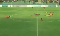 Şok sahne! Maçta bütün futbolcular yere yattı, sebebi inanılmaz