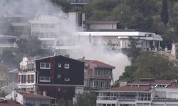 Anadolu Yakası’ndan bile görüldü! Tarihi bina alevlere teslim oldu