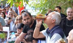 2 dakikada 1 kilo bal yedi: Gören herkesi hayrete düşürdü!