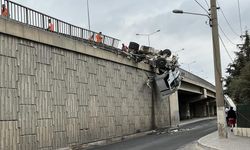 Viyadükte askıda kalmıştı: Tırın kaza anı ortaya çıktı