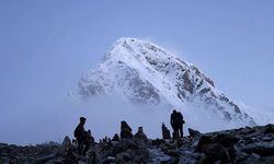 Everest’te kritik durum! 1000 dağcı mahsur kaldı