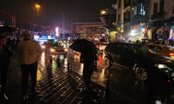 Aniden bastıran sağanak: Sokaklar göle döndü