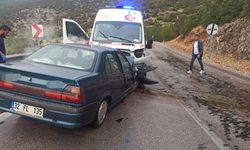 Akıl almaz kaza! Ambulansla kafa kafaya çarpıştı