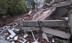 Sındırgı’daki deprem sonrası yıkım gün ağarınca ortaya çıktı
