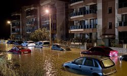 Sel İzmir’i vurdu: Evler ve iş yerleri sular altında!