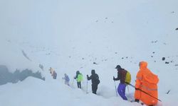 Everest’te mahsur kalan dağcılar kurtarıldı mı, ne oldu? Everest Dağı’nda son durum