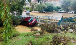 İzmir Foça’da sel felaketi: Bir vatandaş akıntıya kapıldı