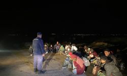İzmir’de insan kaçakçılığı operasyonu: 13 çocuk ve 17 kişi yakalandı