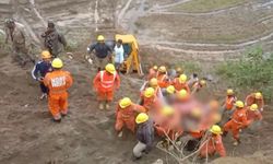 Hindistan’da korkunç sel: Otobüs aniden kayboldu!
