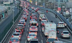 Depremin ardından İstanbul trafiği tıkandı!