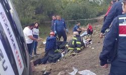 İzmir’den yola çıkan tur otobüsü devrildi! Ölü ve yaralılar var