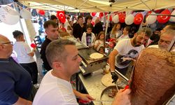 İzmir’de dönerci çift geleneği bozmadı: 29 Ekim’de çocuklara ücretsiz döner dağıttı