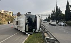İzmir’de midibüs devrildi: 5 havalimanı personeli yaralandı