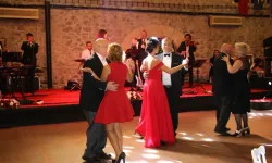 İzmirli eczacılardan Cumhuriyet coşkusuna görkemli balo