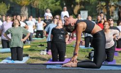 Karşıyaka’da yaza veda yogası: Doğanın enerjisiyle yenilendiler