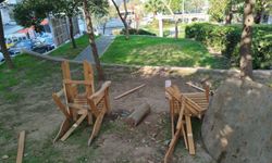 Konak’ta yenilenen parkta vandallık: Banklar paramparça edildi