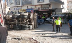 Dehşet anları: Mıcır yüklü kamyon araçları adeta biçti