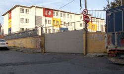Sıcak haber! Okulda feci kaza: Kapı, öğrencilerin üzerine devrildi