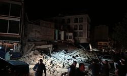 Sındırgı'da yıkılan binalar var! Elektrikler kesik