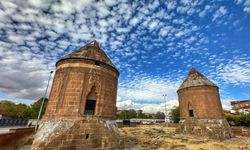 Tarihi Ahlat kümbetleri bulutlarla mest etti