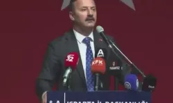 Yavuz Ağıralioğlu konuşma sırasında depreme yakalandı!