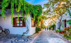 Sakinliğiyle cezbediyor! Fırsatını bulan mavi ve yeşilin buluştuğu doğasına koşuyor