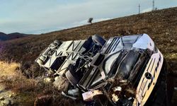 SON DAKİKA! Afyonkarahisar’da yolcu otobüsü devrildi: Ölü ve yaralılar var