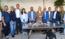 AK Parti ve CHP’den fuar alanında sıcak diyalog: Kahkahalar havada uçuştu