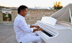 Alaçatı’nın rüzgarı ve taş sokakları, şarkıya dönüştü