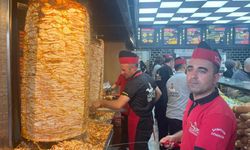 Tavuk döner ve ayrana 1 lira! Vatandaştan açılışta yoğun ilgi