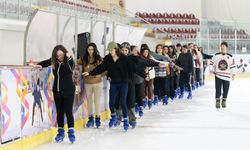 Buz Sporları Salonu sezonu açtı: Ücretsiz dersler İzmirlileri bekliyor