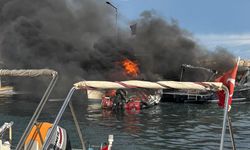 Son dakika! Çeşme'de balıkçı barınağında tekne yangını
