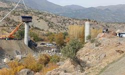 Son dakika! Köprü inşaatı çöktü! Enkaz altında kalan vatandaşlar var