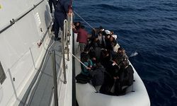Deniz ortasında korku dolu anlar: 64 göçmen son anda kurtarıldı