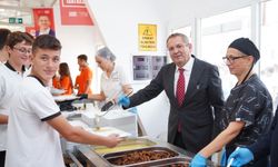 Her gün 1700 öğrenci akın ediyor! Üç çeşit yemek ve meyve sadece 30 TL