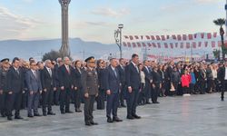 İzmir Cumhuriyet Meydanı'nda: Saat 09.05'te hayat durdu
