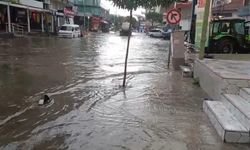 Kuvvetli sağanak İzmir’i vurdu: Evler ve iş yerleri su altında!