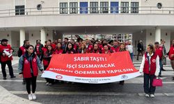 İzmir’de belediye işçilerinden büyük eylem: Çıplak maaşa, çıplak ayak yürüyüşü!