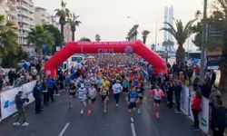 Karşıyaka’da 1500 kişi Ata’dan Ana’ya Saygı Koşusu’nda buluştu