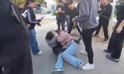 Okul bahçesinde saç saça kavga! Çevredeki öğrencilerin tavrı gündem oldu!